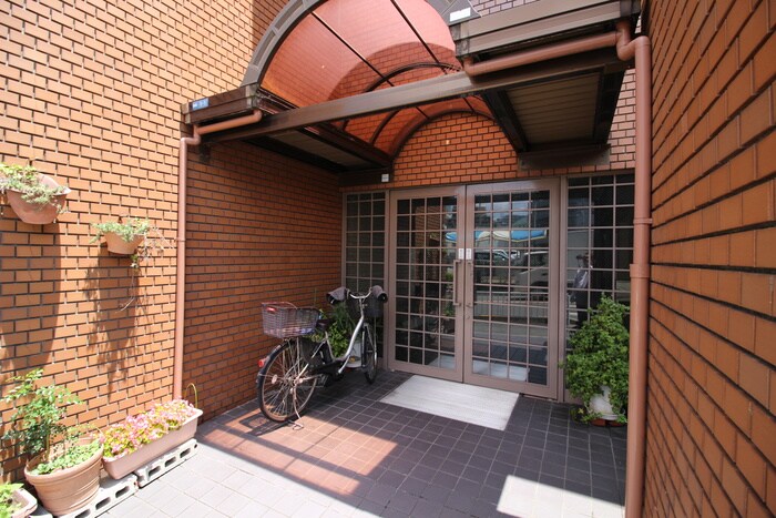 物件外観写真3　(エントランス部分)