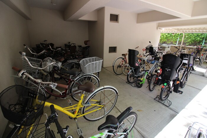 物件外観写真4　(駐輪場)