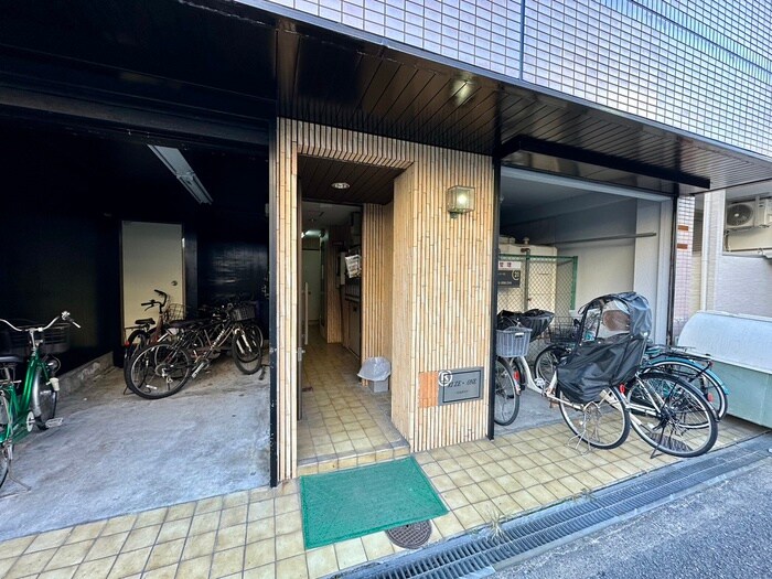 物件外観写真3　(エントランス部分)