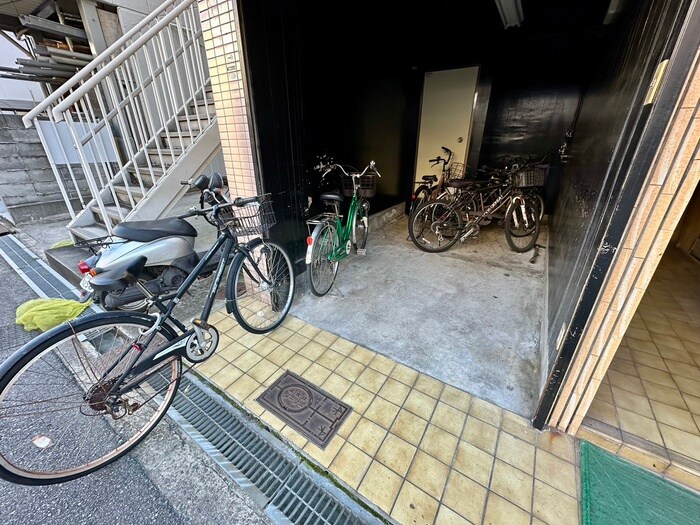 物件外観写真4　(駐輪場)