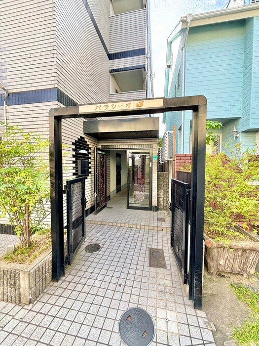 物件外観写真3　(エントランス部分)