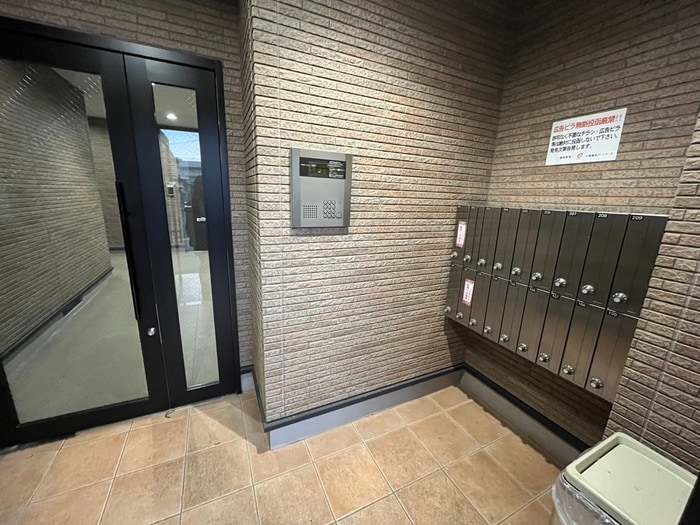 物件外観写真3　(エントランス部分)