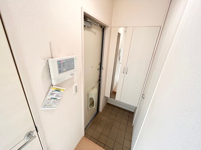 物件内観写真13　(玄関)