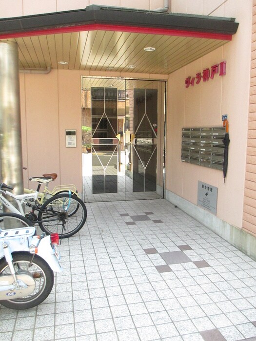 物件外観写真2　(エントランス部分)