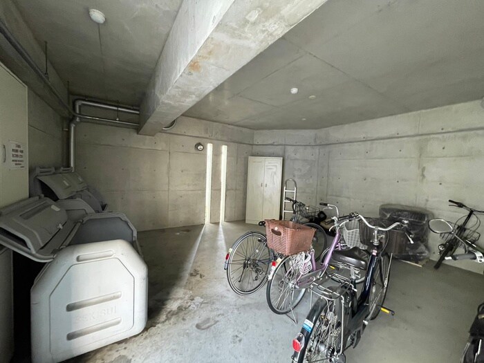 物件外観写真4　(駐輪場)