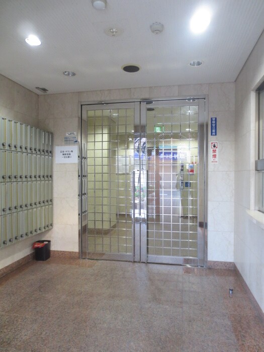 物件外観写真3　(エントランス部分)