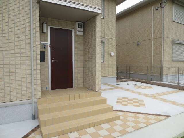 物件外観写真3　(エントランス部分)