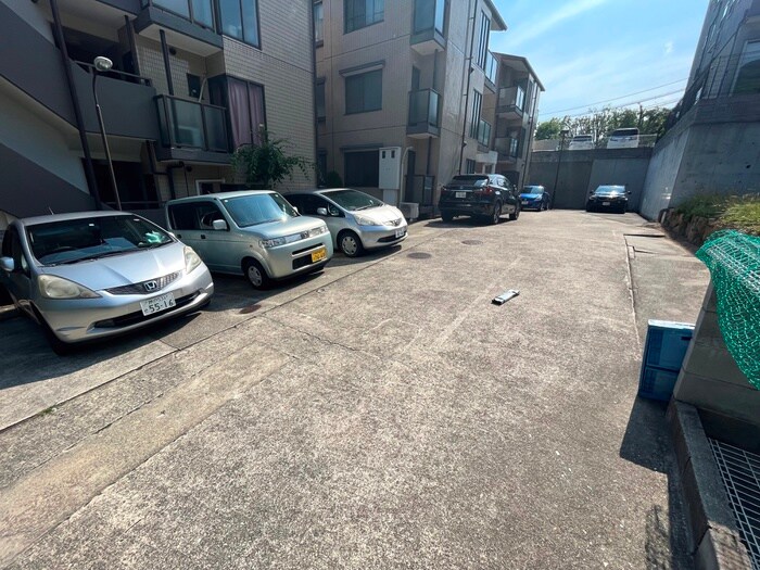 物件外観写真5　(駐車場)