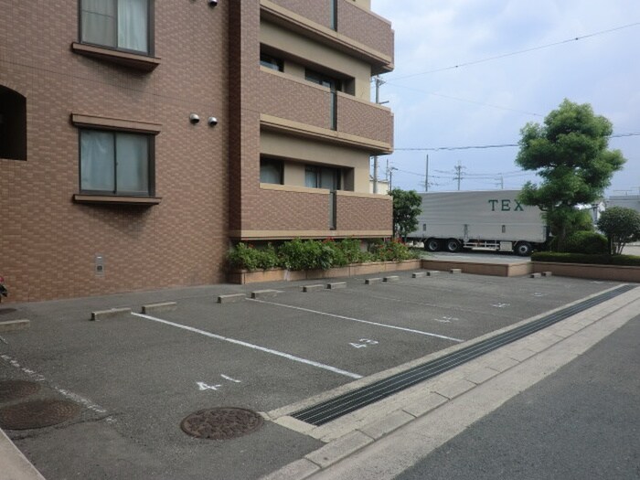 物件外観写真2　(駐車場)