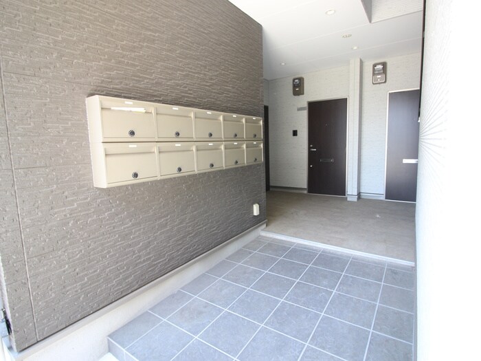 物件外観写真3　(エントランス部分)