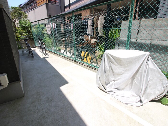 物件外観写真5　(バイク置き場)