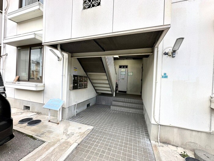 物件外観写真3　(エントランス部分)