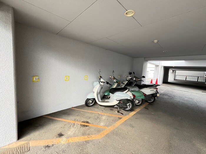 物件外観写真2　(バイク置き場)