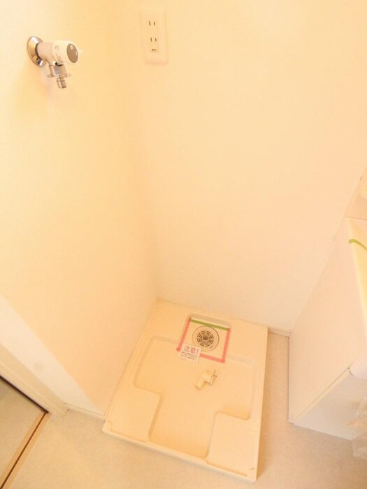 物件内観写真10　(洗濯機置場)