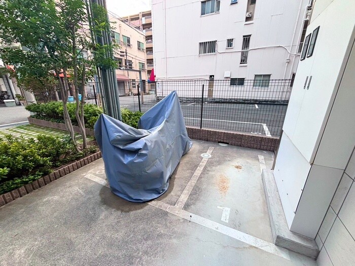 物件外観写真4　(バイク置き場)