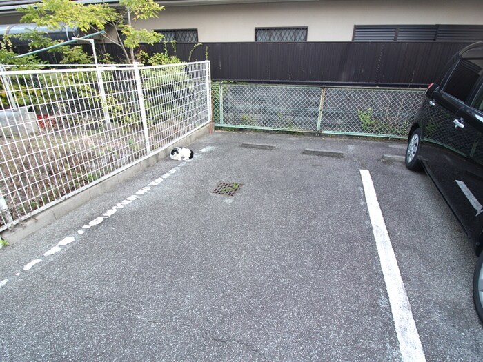 物件外観写真3　(駐車場)