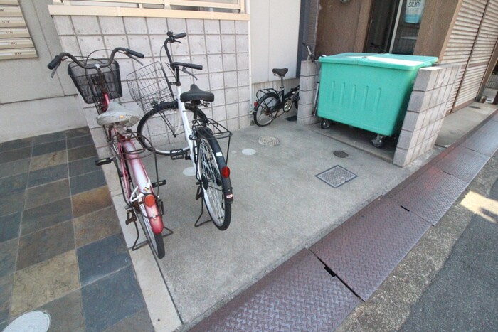 物件外観写真4　(駐輪場)