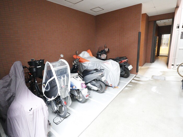 物件外観写真5　(バイク置き場)