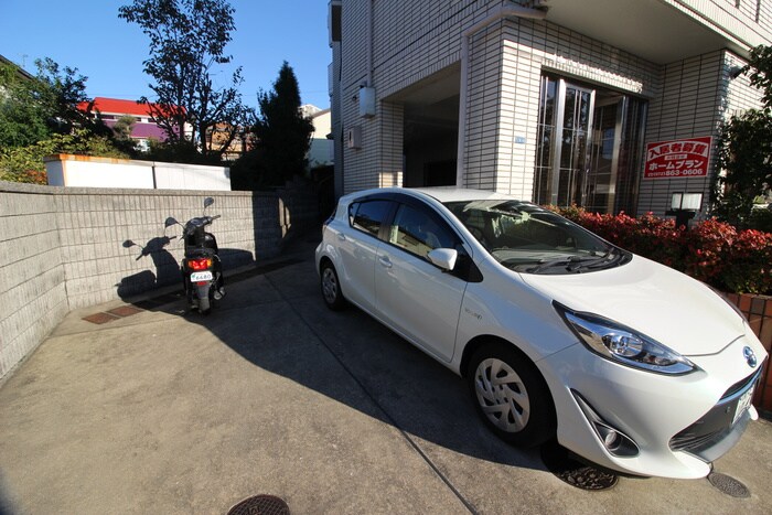 物件外観写真5　(駐車場)