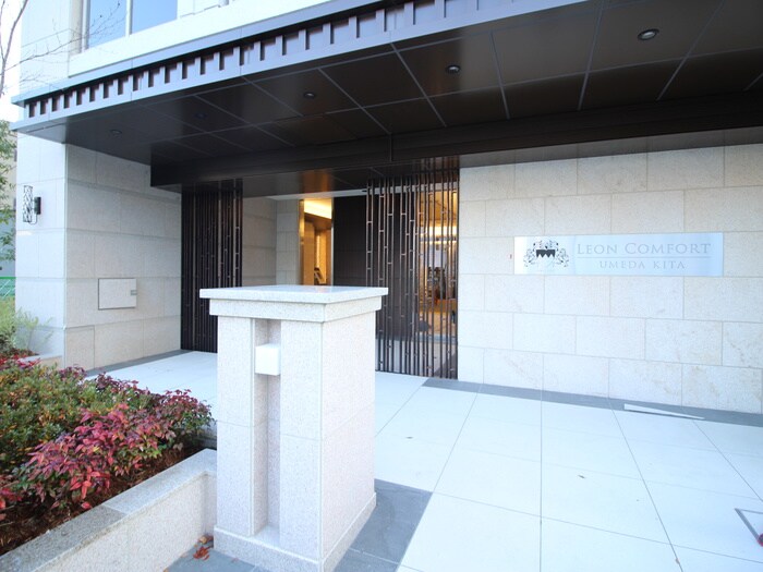 物件外観写真3　(エントランス部分)