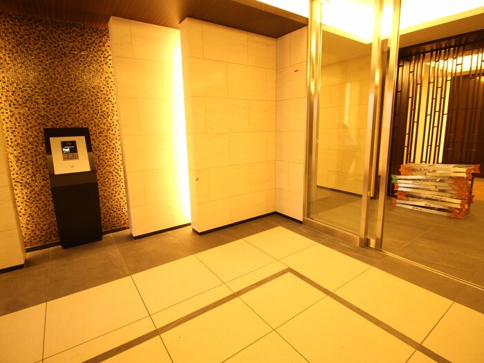 物件外観写真4　(エントランス部分)