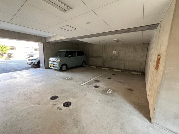 物件外観写真4　(駐車場)