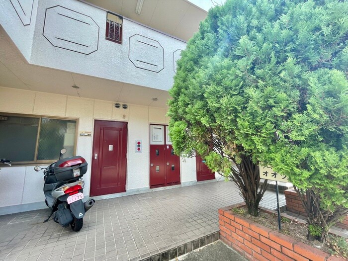 物件外観写真4　(エントランス部分)