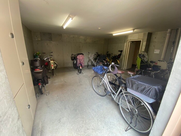 物件外観写真4　(駐輪場)
