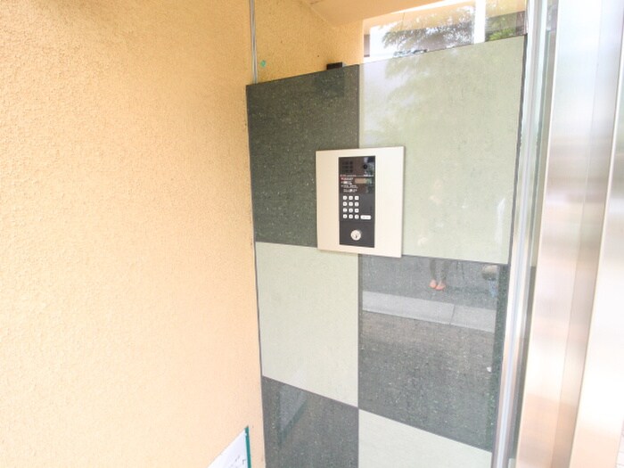 物件外観写真6　(エントランス部分)