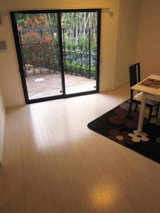 物件内観写真12　(室内からの展望)