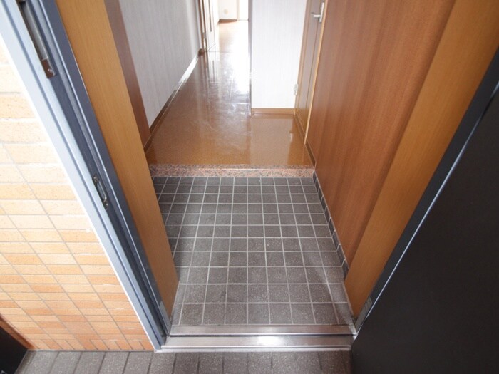 物件内観写真9　(玄関)