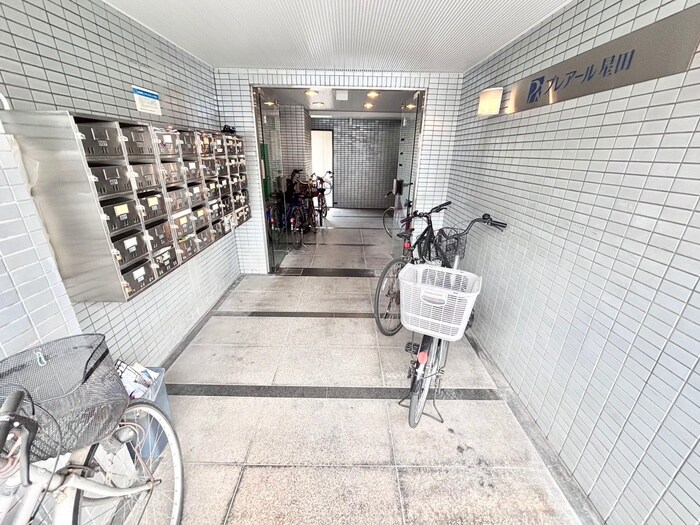 物件外観写真2　(エントランス部分)