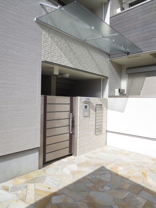 物件外観写真2　(エントランス部分)