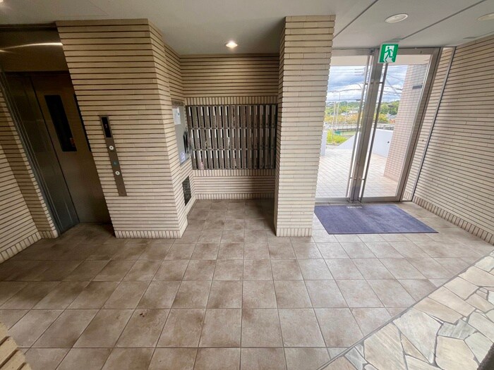 物件外観写真3　(エントランス部分)