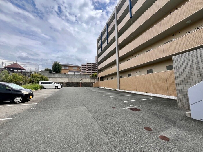 物件外観写真5　(駐車場)
