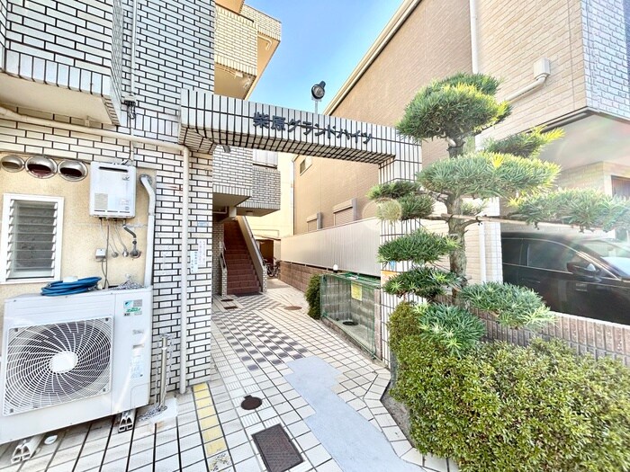 物件外観写真2　(エントランス部分)