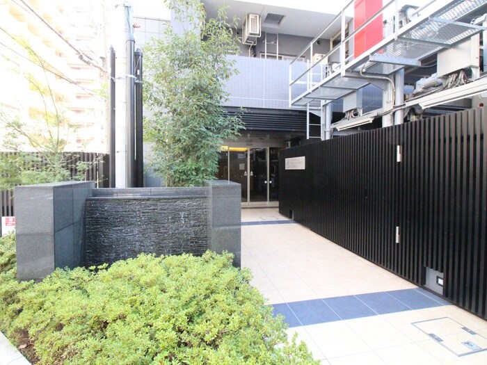 物件外観写真4　(エントランス部分)