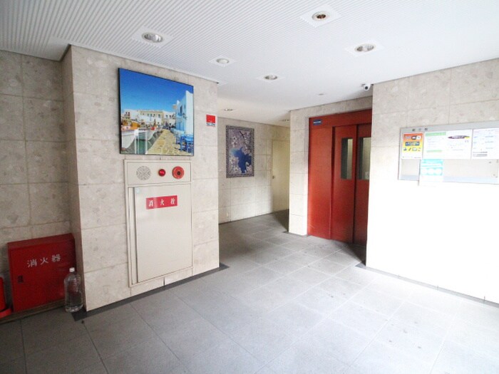 物件外観写真6　(エントランス部分)