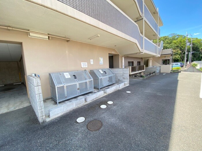 物件外観写真2　(駐輪場)