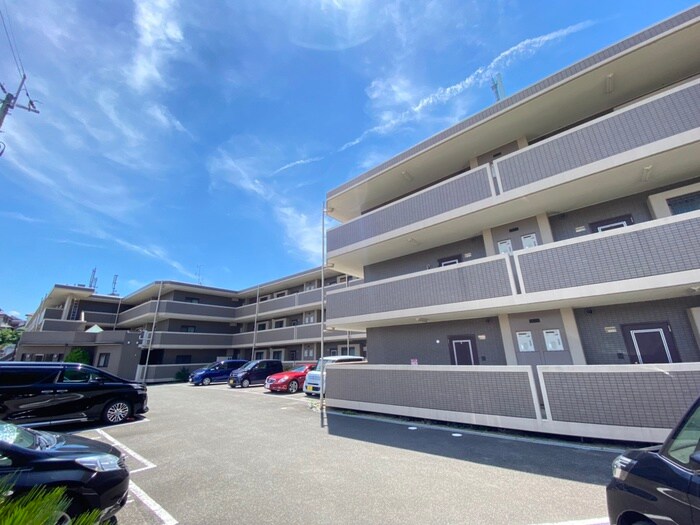 物件外観写真3　(駐車場)