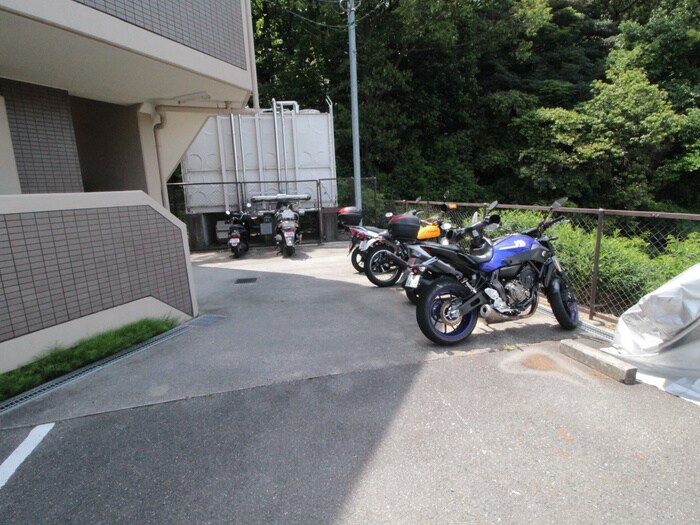 物件外観写真4　(バイク置き場)