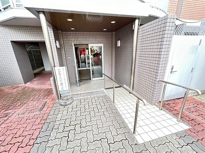 物件外観写真2　(エントランス部分)
