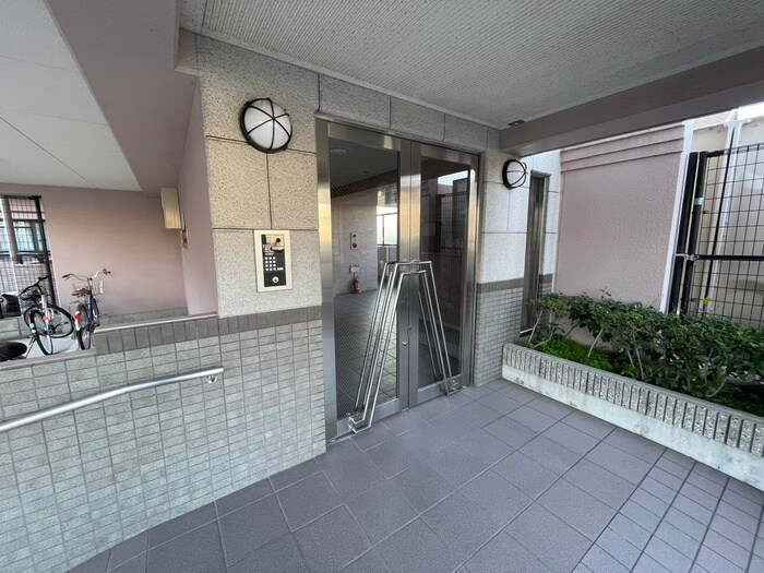 物件外観写真2　(エントランス部分)