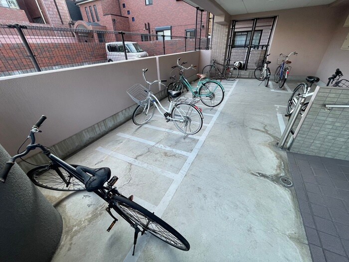 物件外観写真5　(駐輪場)