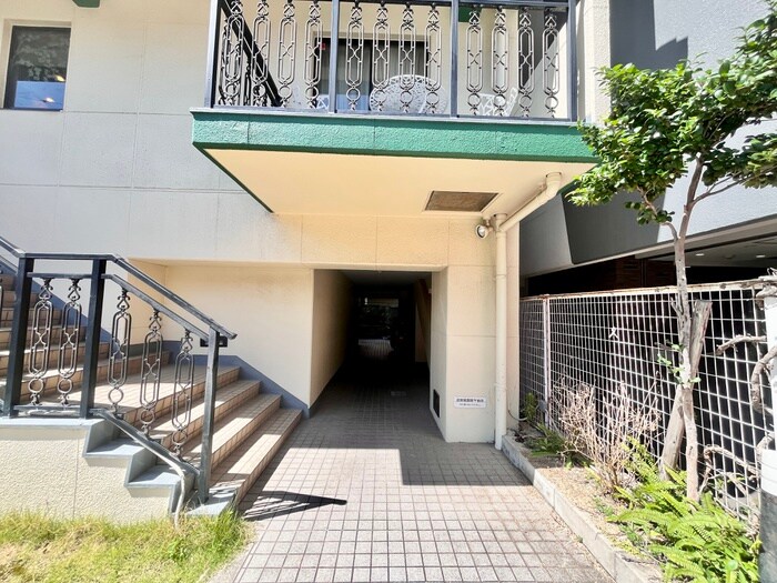 物件外観写真4　(エントランス部分)