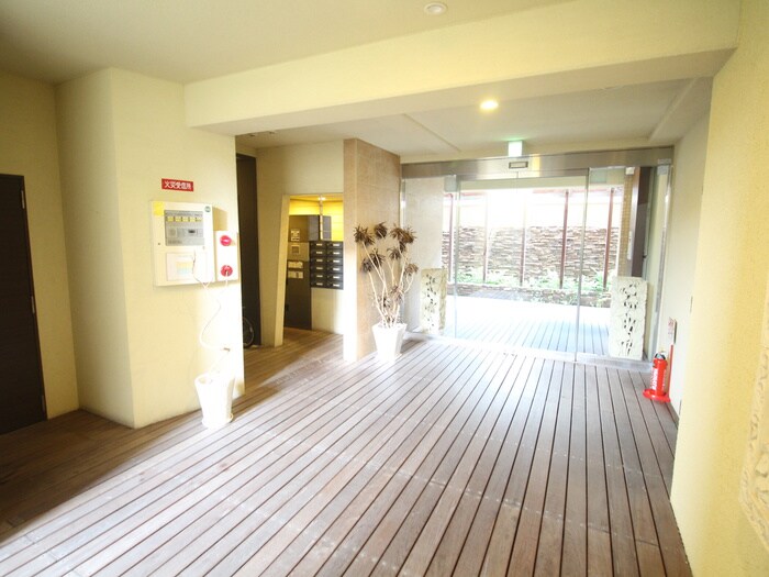 物件外観写真2　(エントランス部分)