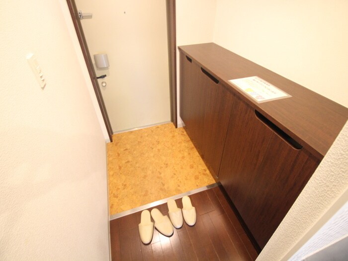 物件内観写真8　(玄関)