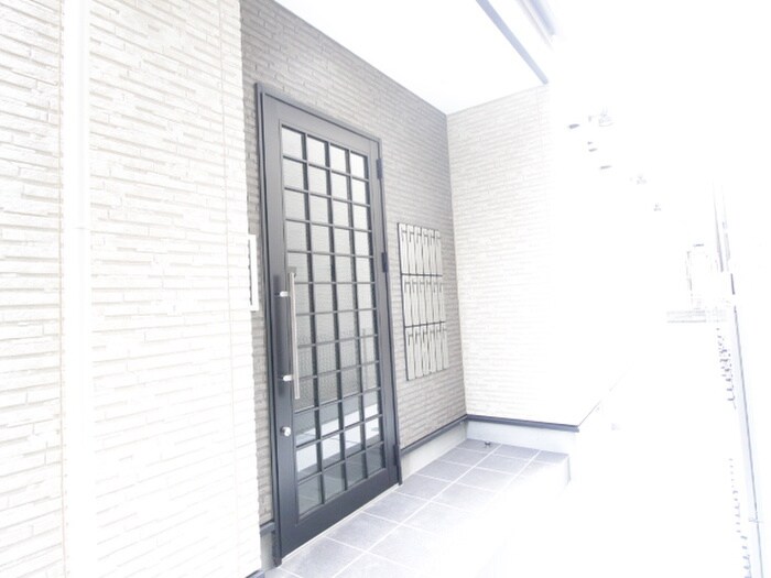 物件外観写真2　(エントランス部分)