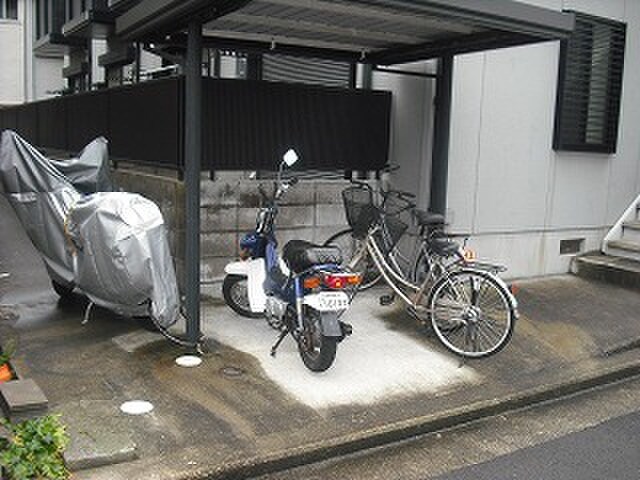 物件外観写真6　(バイク置き場)