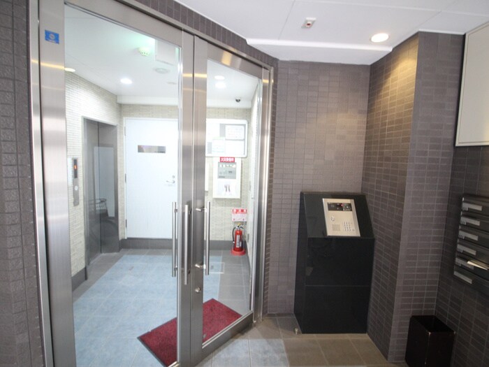 物件外観写真2　(エントランス部分)